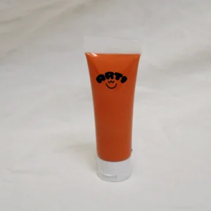 Orange maling til projekter til børn i kopper, klar til kreativ leg på papir, lærred og andre overflader.