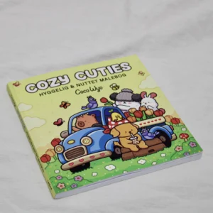 Forside af Cozy Cuties Malebog til børn med søde dyr og hyggelige motiver til farvelægning.