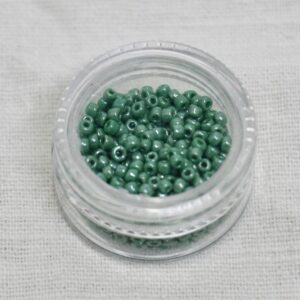 Blågrønne perler til kreative projekter, perfekte til smykker, dekorationer og håndværksaktiviteter for børn.