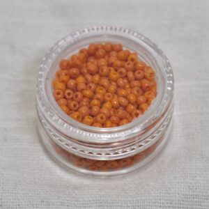 Orange perler til kreative projekter, perfekte til smykker, dekorationer og håndværksaktiviteter for børn.