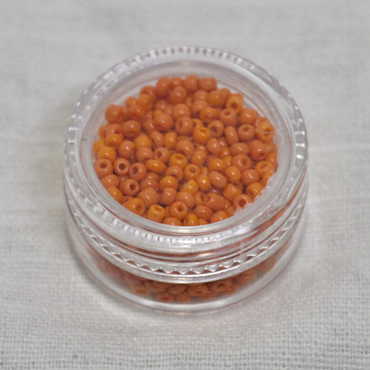 Orange perler til kreative projekter, perfekte til smykker, dekorationer og håndværksaktiviteter for børn.