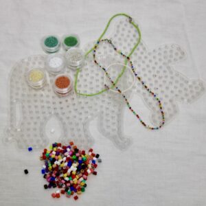 Perlekassen til det næste perle-projekt med farverige perler og materialer til kreative perleaktiviteter for børn.