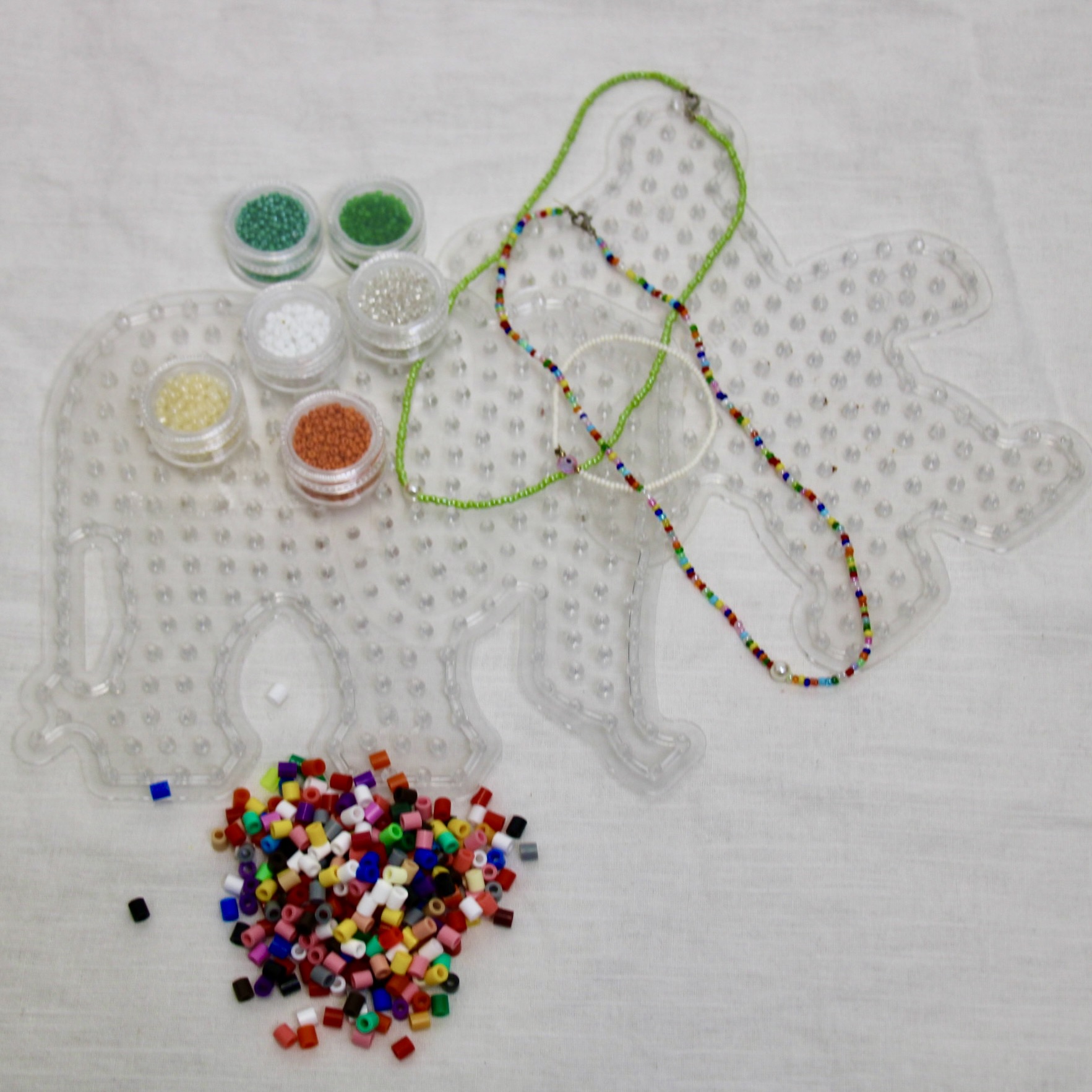 Perlekassen til det næste perle-projekt med farverige perler og materialer til kreative perleaktiviteter for børn.