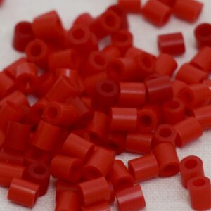 Røde perler til kreative projekter, perfekte til smykker, dekorationer og håndværksaktiviteter for børn.